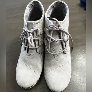 Tom Light Gray Suede Wedge Booties Women’s 9 EUC